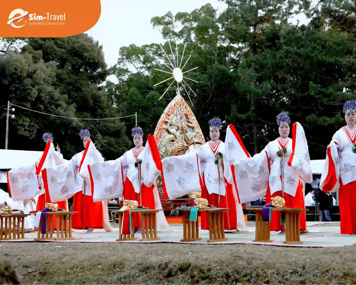 Những cô gái Nhật trong trang phục truyền thống tại lễ hội Kasuga Wakamiya On-Matsuri