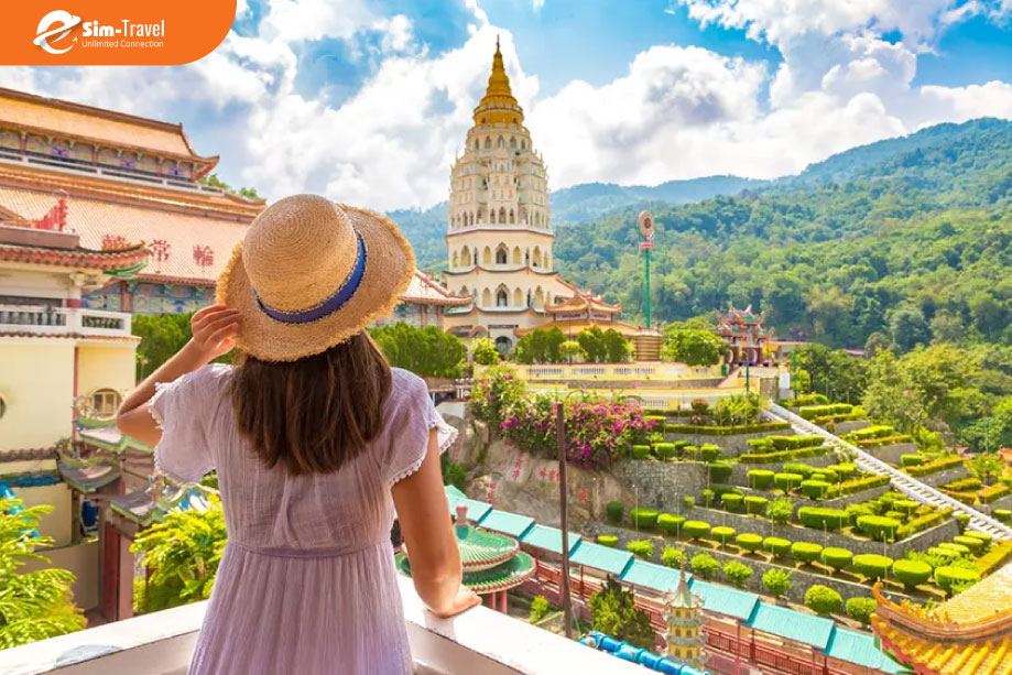 Du khách khám phá địa điểm nổi tiếng tại Malaysia